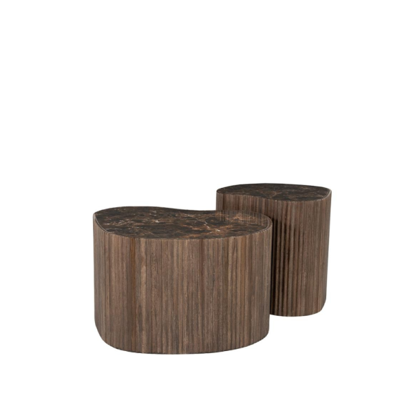 Een sculpturale set van twee biomorfische salontafels met organische contouren. De tafels hebben donkergeaderde luxe marmeren bladen en tactiele, geribbelde houten bases in een rijke bruine tint, wat zorgt voor een 'Scandi-Organic' look.
