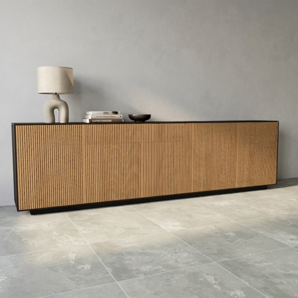 Dressoir BARRAS van Saunaco met warme houten, verticaal gegroefde fronten en een contrasterend donker kader.
