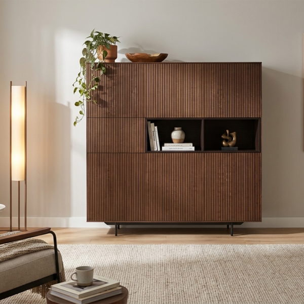Wandkast Barras S1 van Saunaco in donkere houtlook met verticale lattenfronten en open vakken.